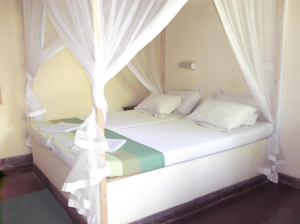 Gecko Restaurant & Rooms Arugam Bay Bagian luar foto