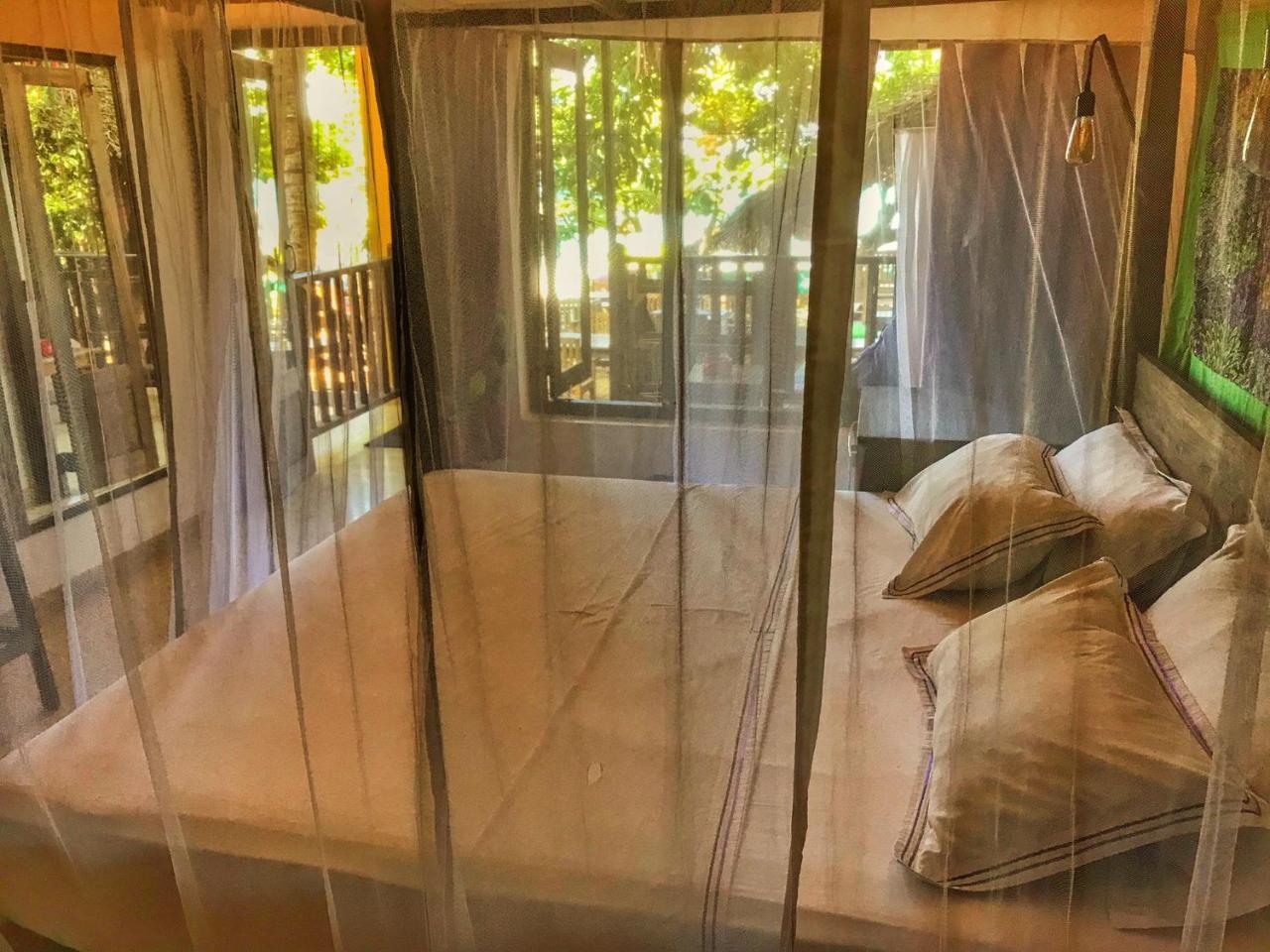 Gecko Restaurant & Rooms Arugam Bay Bagian luar foto